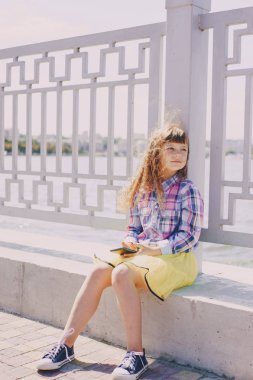 Yürüyüşe çıkmış bir kız