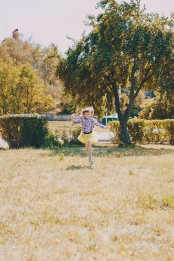 Yürüyüşe çıkmış bir kız