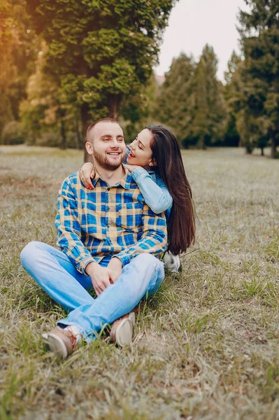 Liefde verhaal buitenshuis — Stockfoto