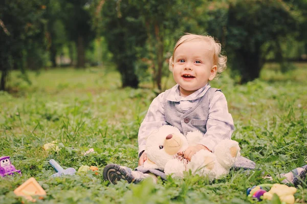 Jungen spazieren — Stockfoto