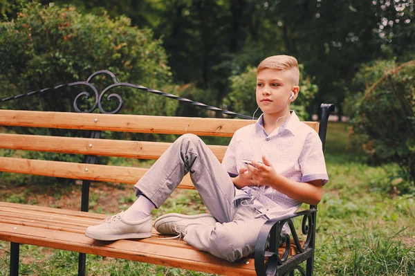 Jongens voor een wandeling — Stockfoto