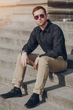 şehirde dolaşan adam