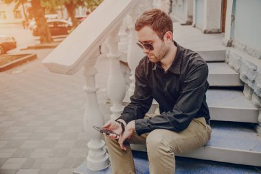 şehirde dolaşan adam