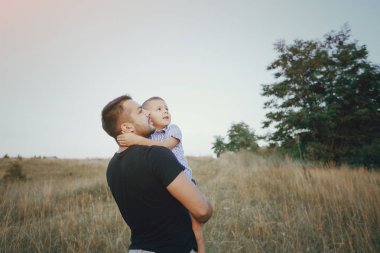 bir çocuk ile genç aile açık havada eğlence var