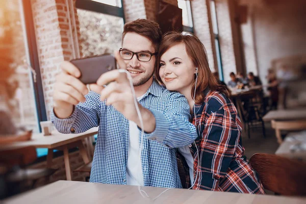 Pareja cariñosa en un café —  Fotos de Stock