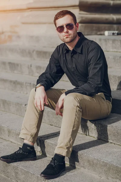 şehirde dolaşan adam