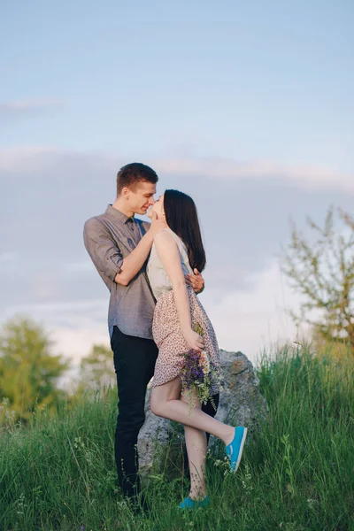 Pareja en la naturaleza —  Fotos de Stock