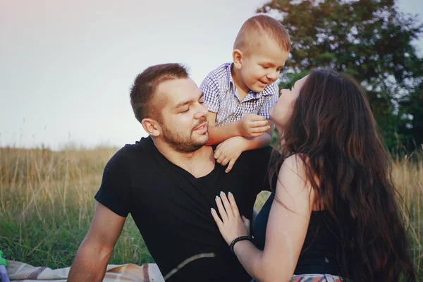 Familia joven con un niño divertirse al aire libre — Foto de Stock