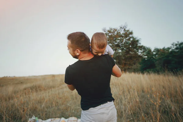 Mladá rodina s dítětem bavit venku — Stock fotografie