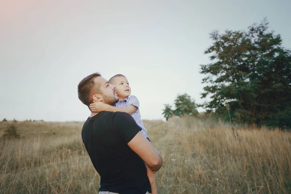 bir çocuk ile genç aile açık havada eğlence var