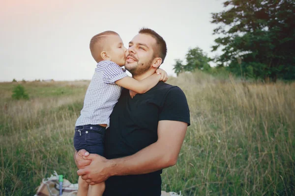 Familia joven con un niño divertirse al aire libre — Foto de Stock