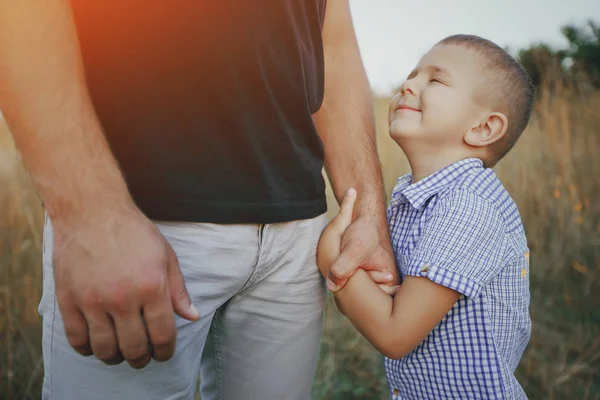 Jeune famille avec un enfant s'amuser à l'extérieur — Photo