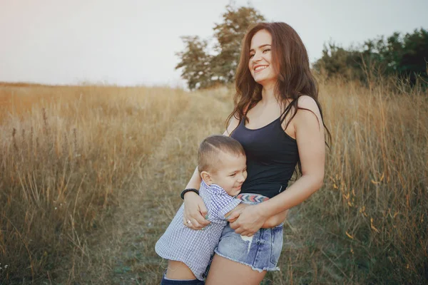 Giovane famiglia con un bambino divertirsi all'aperto — Foto Stock