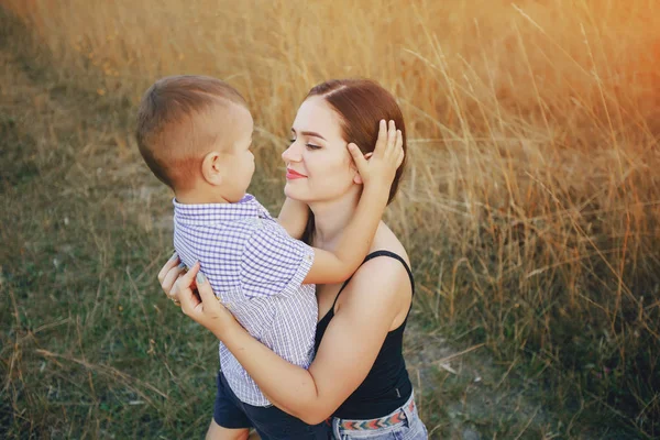 Jeune famille avec un enfant s'amuser à l'extérieur — Photo