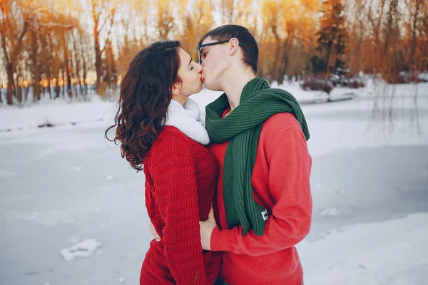 Couple love snow and cold — Stock Photo, Image
