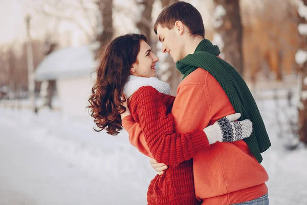 Couple aime la neige et le froid — Photo