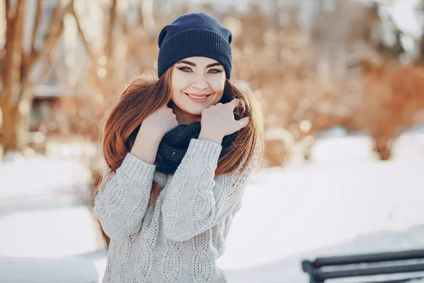 Ragazza che cammina in una città invernale — Foto Stock