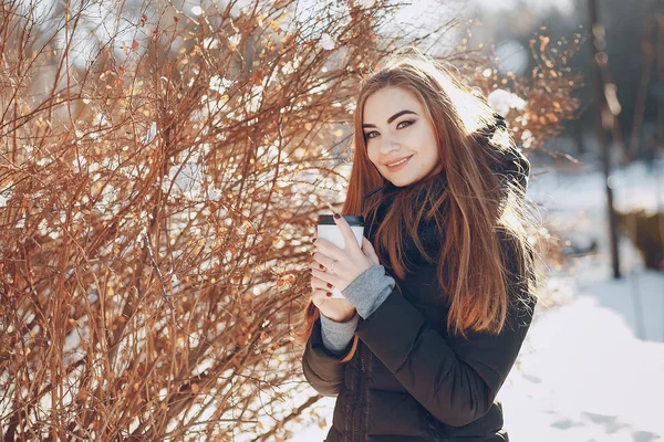 Ragazza che cammina in una città invernale — Foto Stock