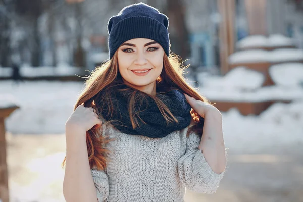 Kız bir kış şehirde yürüyüş