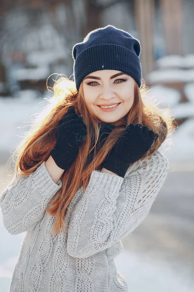 Девушка, гуляющая по зимнему городу — стоковое фото