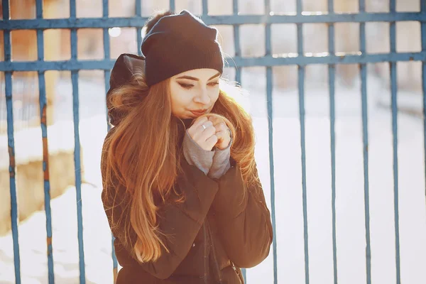 Chica caminando en una ciudad de invierno — Foto de Stock