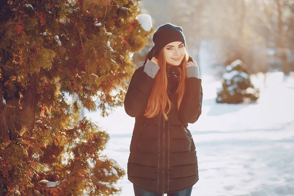 Flicka som promenader i en vinter stad — Stockfoto