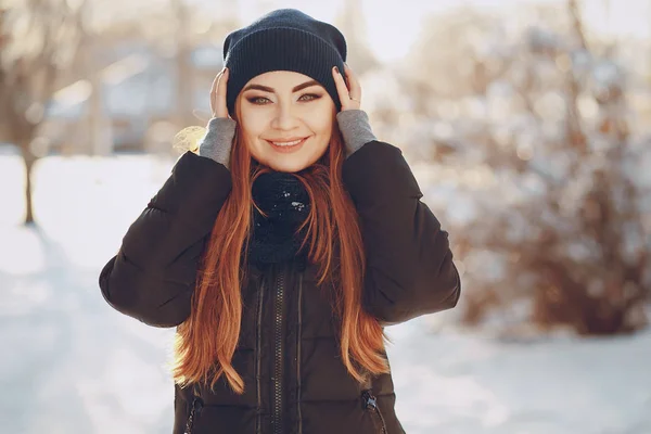 Menina andando em uma cidade de inverno — Fotografia de Stock