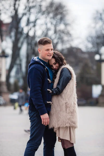 Pareja enamorada en primavera — Foto de Stock