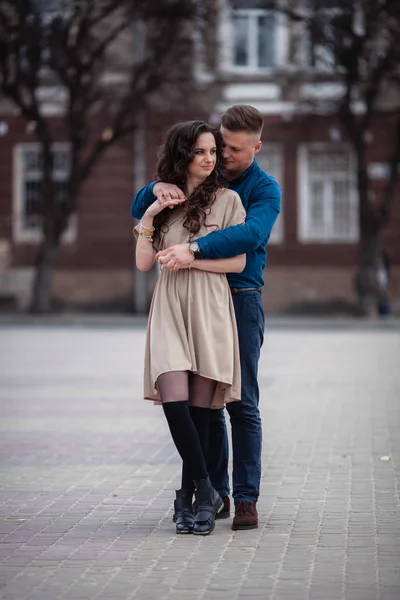 Casal apaixonado na primavera — Fotografia de Stock