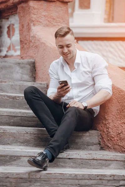 Affärsman på promenad — Stockfoto