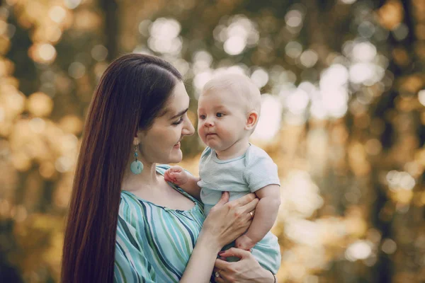 Aile bir yürüyüş — Stok fotoğraf