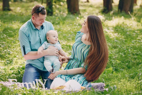 Familie auf Spaziergang — Stockfoto