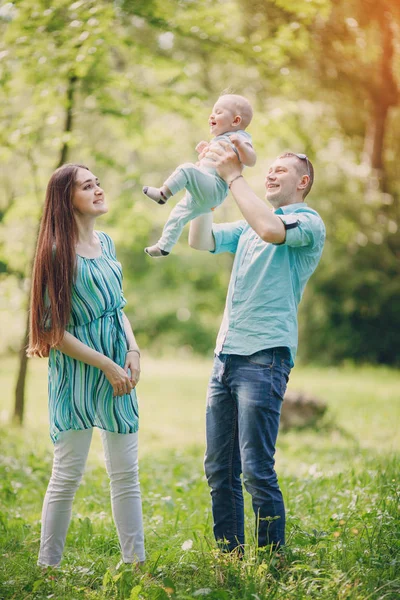 Aile bir yürüyüş — Stok fotoğraf