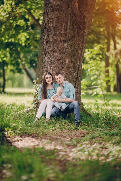 Família em uma caminhada — Fotografia de Stock