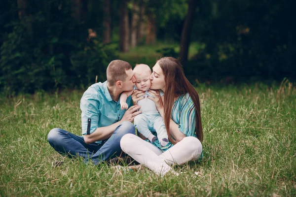 Familia en un paseo — Foto de Stock