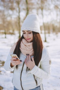 Yürüyüşe çıkmış çift.