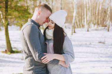 Yürüyüşe çıkmış çift.