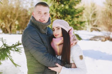 Yürüyüşe çıkmış çift.