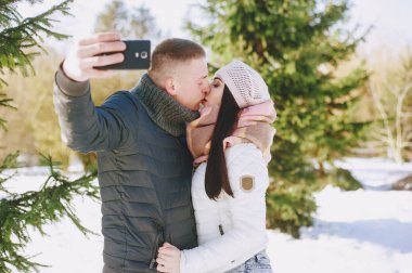 Yürüyüşe çıkmış çift.