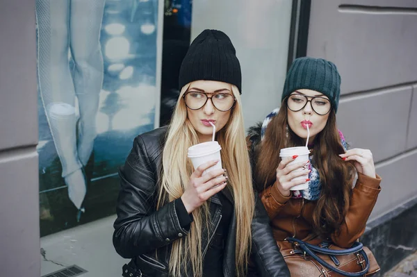 Hermosas chicas de moda al aire libre —  Fotos de Stock