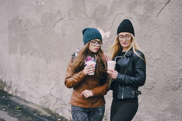 Meninas de moda bonita ao ar livre — Fotografia de Stock