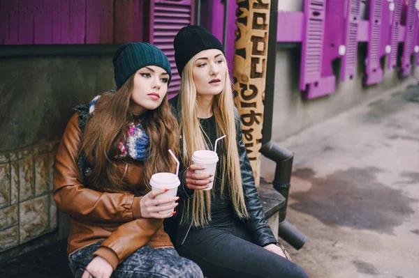 Hermosas chicas de moda al aire libre — Foto de Stock