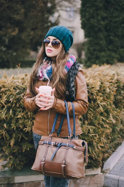 Hermosas chicas de moda al aire libre — Foto de Stock