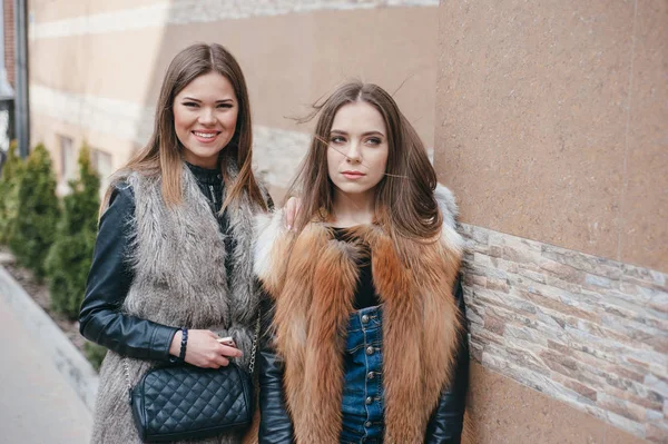 Belles filles dans la rue — Photo