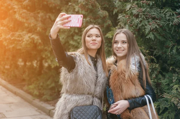 Junge Models in Pelzmänteln — Stockfoto