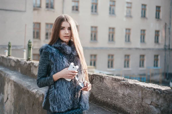 Ragazza con telefono — Foto Stock