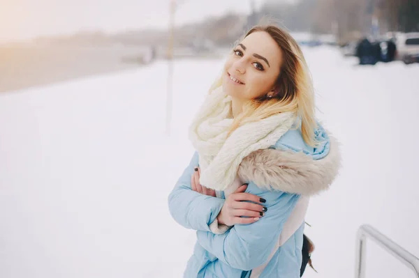 Piękna dziewczyna na zimowy spacer — Zdjęcie stockowe