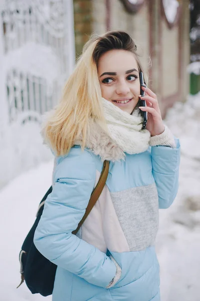 겨울 산책에 아름 다운 여자 — 스톡 사진