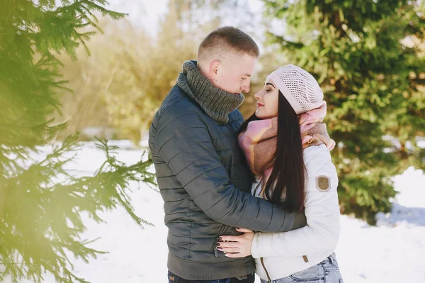 Casal em uma caminhada — Fotografia de Stock