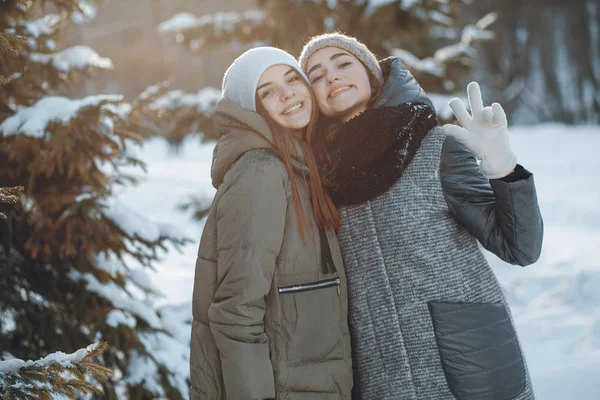 Deux filles avec de la neige — Photo